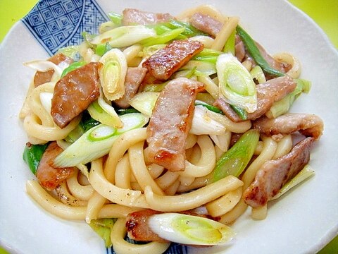 たっぷりネギと豚肉の焼きうどん